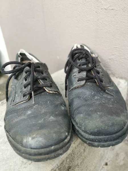 Зношене Взуття Чорної Шкіри Чоловіка — стокове фото