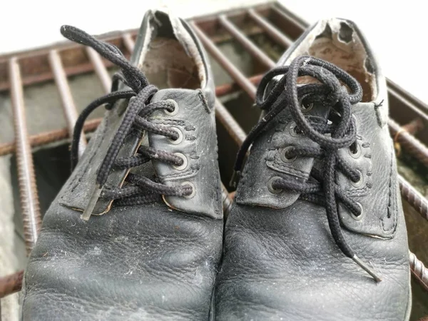 Worn Out Man Black Leather Shoe — Stock Photo, Image