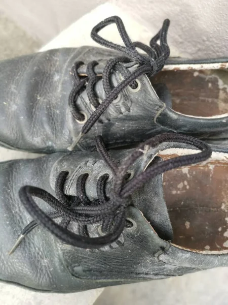 Worn Out Man Black Leather Shoe — Stock Photo, Image