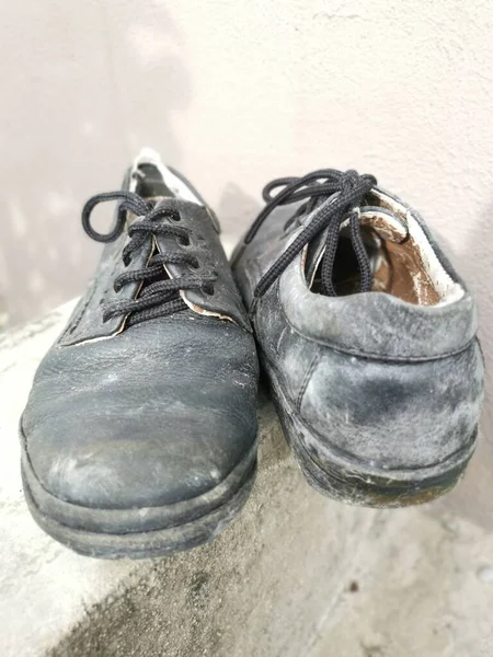 Worn Out Man Black Leather Shoe — Stock Photo, Image