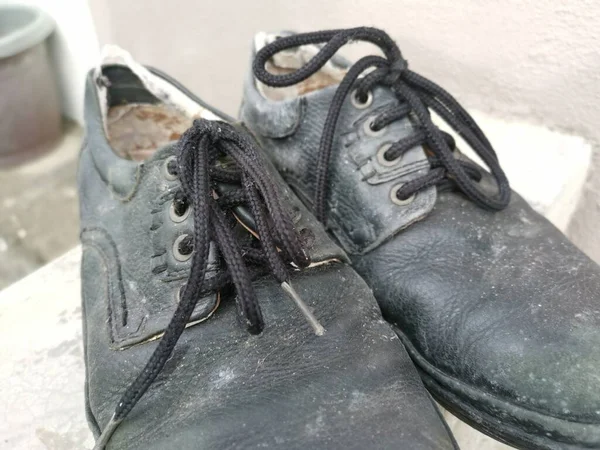Зношене Взуття Чорної Шкіри Чоловіка — стокове фото