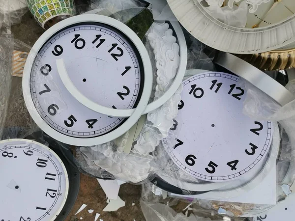 Pedaços Quebrados Relógio Teto Lixeira — Fotografia de Stock