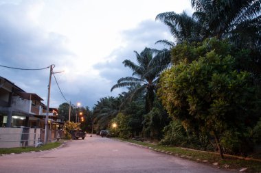 Sabahın erken saatlerinde sakin bir evde manzara manzarası..