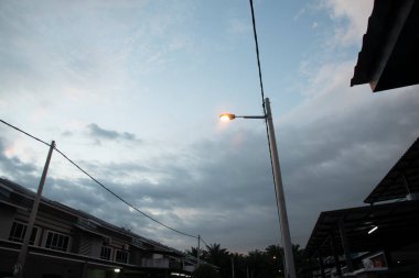 Gökyüzüne karşı sokak lambası direği