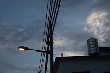 Gökyüzüne karşı sokak lambası direği