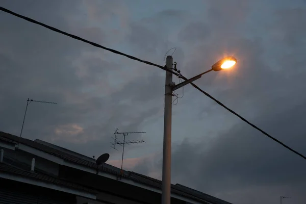 街路灯が空を照らして — ストック写真