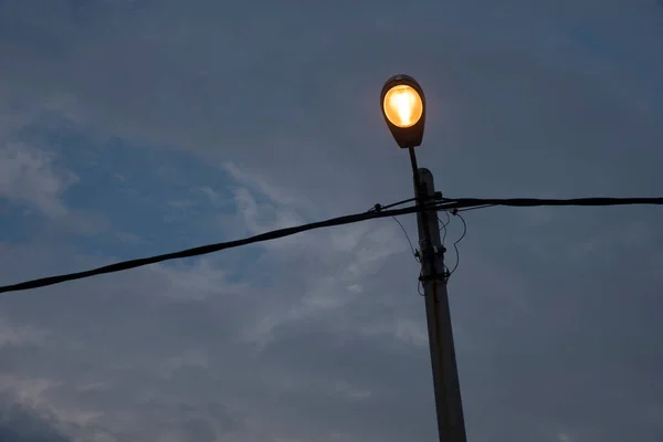 街路灯が空を照らして — ストック写真