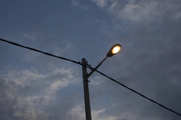 街路灯が空を照らして — ストック写真