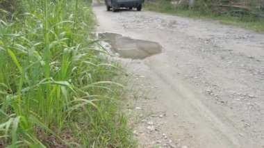 Perak, Malezya. 31 Aralık 2020: Kampong Koh Oil Palm Çiftliği kırsal yol üzerinde seyahat eden yerel minibüsün görüntüsü.