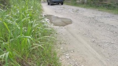 Perak, Malezya. 31 Aralık 2020: Kampong Koh Oil Palm Çiftliği kırsal yol üzerinde seyahat eden yerel minibüsün görüntüsü.