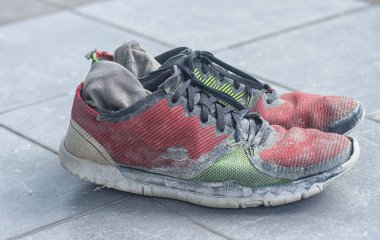 Eskimiş renkli spor ayakkabısının yakın çekimi..