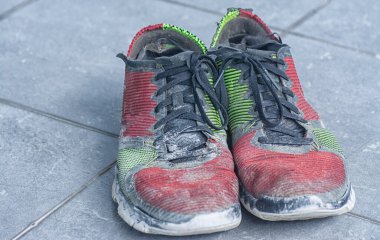 Eskimiş renkli spor ayakkabısının yakın çekimi..