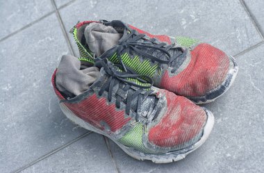 Eskimiş renkli spor ayakkabısının yakın çekimi..