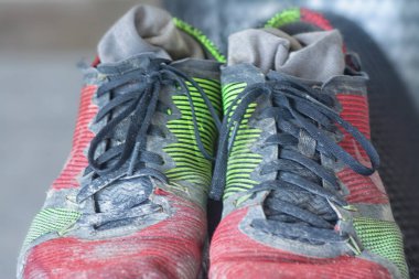 Eskimiş renkli spor ayakkabısının yakın çekimi..