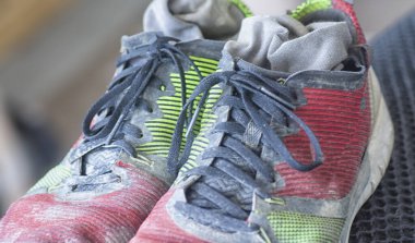 Eskimiş renkli spor ayakkabısının yakın çekimi..