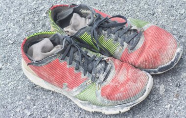 Eskimiş renkli spor ayakkabısının yakın çekimi..