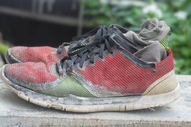 Eskimiş renkli spor ayakkabısının yakın çekimi..