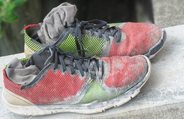 Eskimiş renkli spor ayakkabısının yakın çekimi..