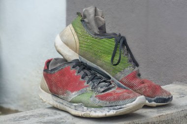 Eskimiş renkli spor ayakkabısının yakın çekimi..