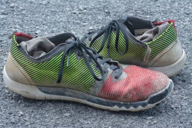 Eskimiş renkli spor ayakkabısının yakın çekimi..