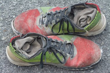 Eskimiş renkli spor ayakkabısının yakın çekimi..