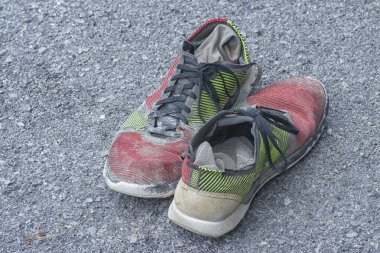 Eskimiş renkli spor ayakkabısının yakın çekimi..