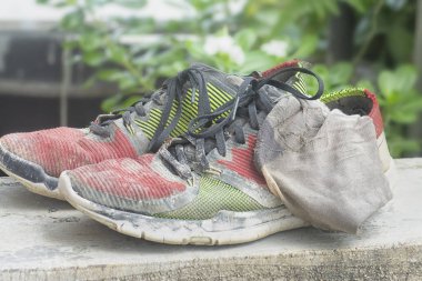 Eskimiş renkli spor ayakkabısının yakın çekimi..