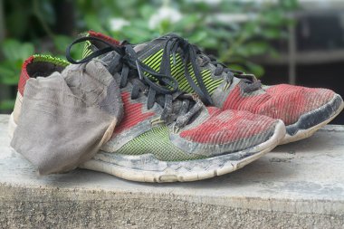 Eskimiş renkli spor ayakkabısının yakın çekimi..