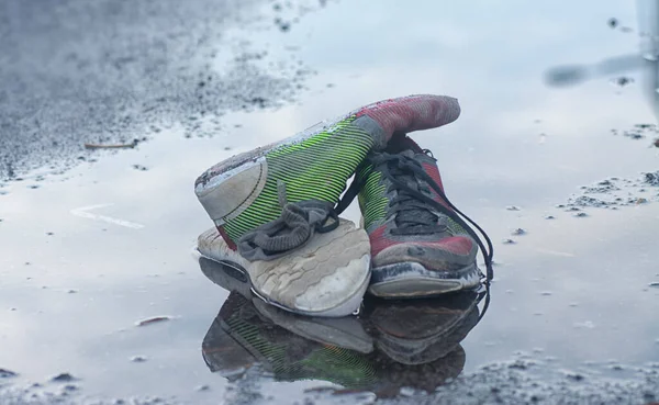Worn Out Sneaker Stocking Roadside Puddle — Stock Photo, Image