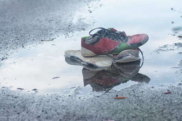 Φθαρμένα Αθλητικά Παπούτσια Και Κάλτσα Στην Άκρη Του Δρόμου — Φωτογραφία Αρχείου