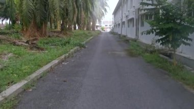 İleri hareket. Asfalt arka sokakta yürü..