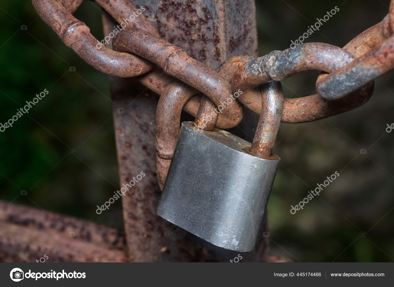Rusty Metallic Chain Padlock Entrance Gate — Stock Photo