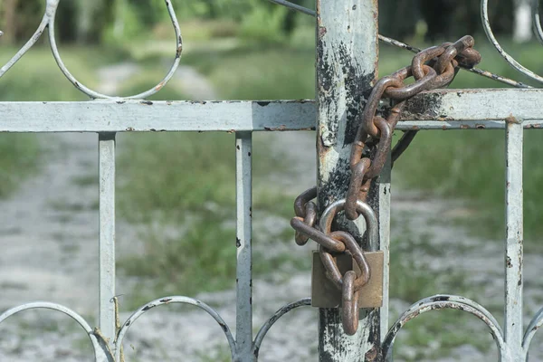 Zardzewiały Metalowy Łańcuch Kłódka Bramie Wejściowej — Zdjęcie stockowe