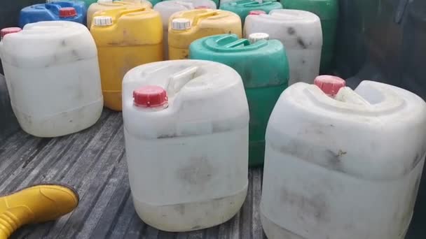 Kolorowe Pojemniki Pestycydów Ciężarówką — Wideo stockowe