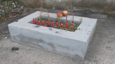 Çinlilerin tanrılarına saygı duymaları için yanan tütsü için basit bir dikdörtgen beton tur..