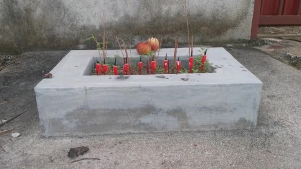 中国の香の燃焼のための単純な長方形のコンクリートのラップは神を尊重する — ストック動画