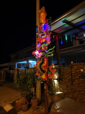 Büyük, yanmamış tütsülenmiş çubuk ışığı evin dışındaki gece sahnesini aydınlatıyor.. 