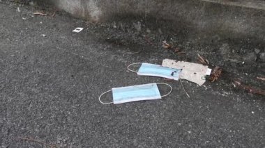 Sokaklarda kullanılmış ameliyat maskeleri.