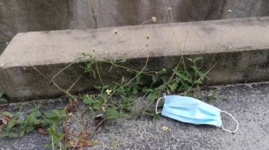 Sokaklarda kullanılmış ameliyat maskeleri.