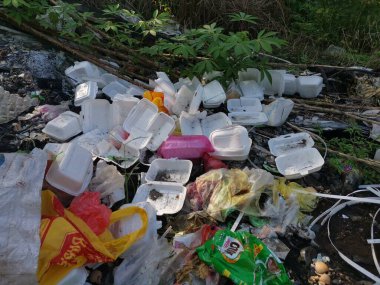 Perak, Malezya. 6 Şubat 2021: Sorumsuz insanların Kg Koh Çiftliği 'nin yol kenarındaki izole alana çöp yığını attığı çevre kirliliği.