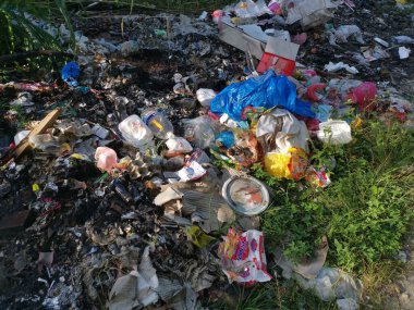 Perak, Malezya. 6 Şubat 2021: Sorumsuz insanların Kg Koh Çiftliği 'nin yol kenarındaki izole alana çöp yığını attığı çevre kirliliği.