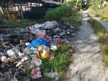 Perak, Malezya. 6 Şubat 2021: Sorumsuz insanların Kg Koh Çiftliği 'nin yol kenarındaki izole alana çöp yığını attığı çevre kirliliği.