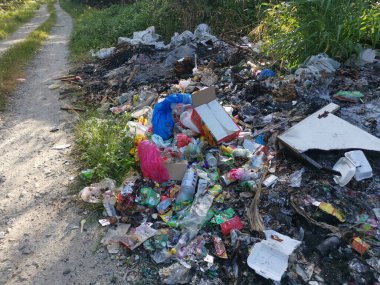 Perak, Malezya. 6 Şubat 2021: Sorumsuz insanların Kg Koh Çiftliği 'nin yol kenarındaki izole alana çöp yığını attığı çevre kirliliği.
