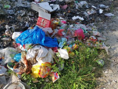 Perak, Malezya. 6 Şubat 2021: Sorumsuz insanların Kg Koh Çiftliği 'nin yol kenarındaki izole alana çöp yığını attığı çevre kirliliği.