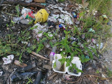 Perak, Malezya. 6 Şubat 2021: Sorumsuz insanların Kg Koh Çiftliği 'nin yol kenarındaki izole alana çöp yığını attığı çevre kirliliği.