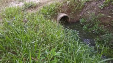 beton silindirik kanal drenajı aşırı büyüyen bitki ve otun yanında durgun kalır..