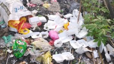 Perak, Malezya. 6 Şubat 2021: Sorumsuz insanların Kg Koh Çiftliği 'nin yol kenarındaki izole alana çöp yığını attığı çevre kirliliği.