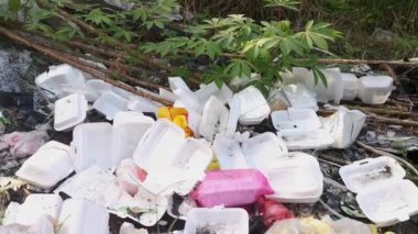 Perak, Malezya. 6 Şubat 2021: Sorumsuz insanların Kg Koh Çiftliği 'nin yol kenarındaki izole alana çöp yığını attığı çevre kirliliği.