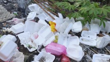 Perak, Malezya. 6 Şubat 2021: Sorumsuz insanların Kg Koh Çiftliği 'nin yol kenarındaki izole alana çöp yığını attığı çevre kirliliği.