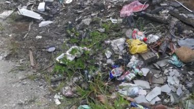 Perak, Malezya. 6 Şubat 2021: Sorumsuz insanların Kg Koh Çiftliği 'nin yol kenarındaki izole alana çöp yığını attığı çevre kirliliği.